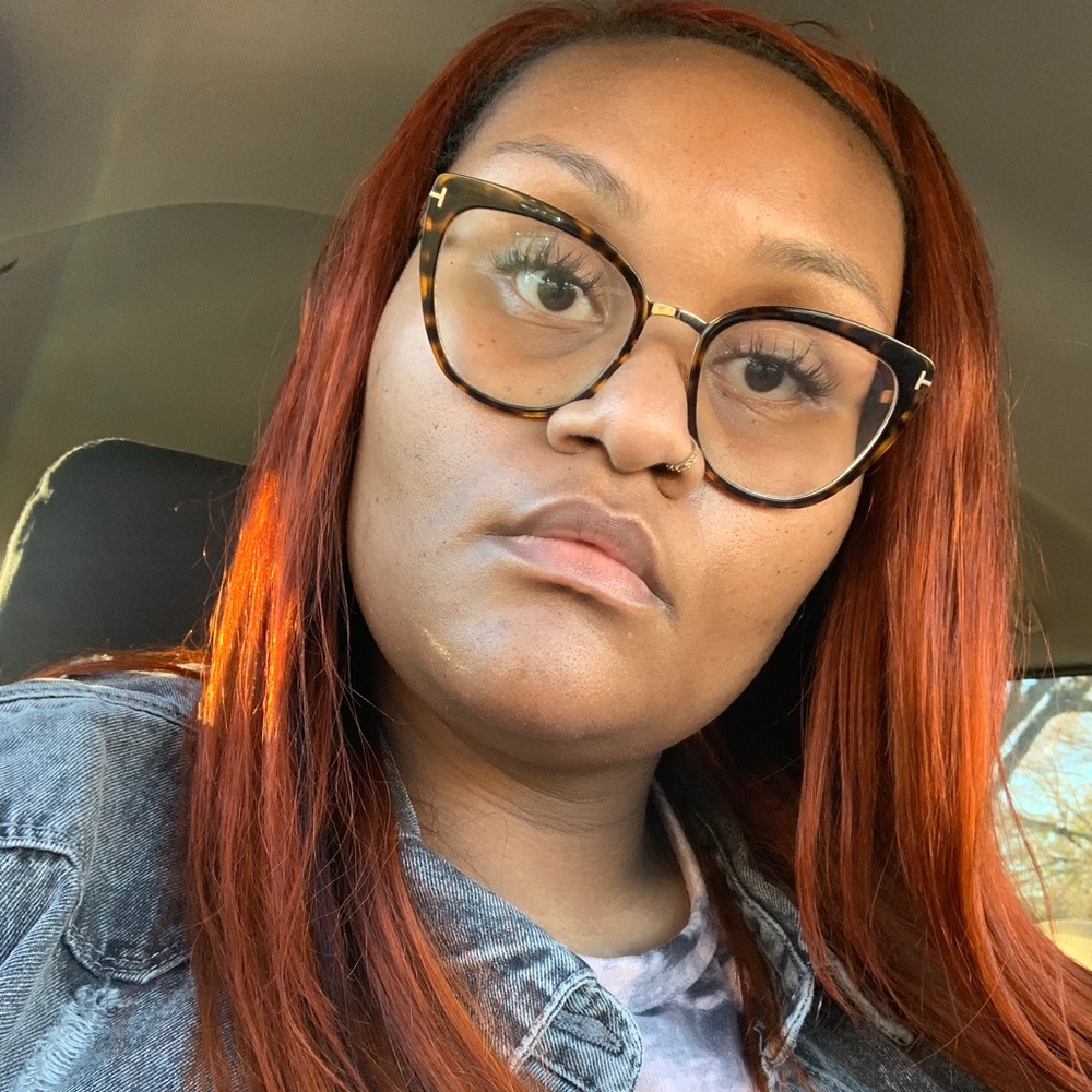 Meet your Posher, Akia